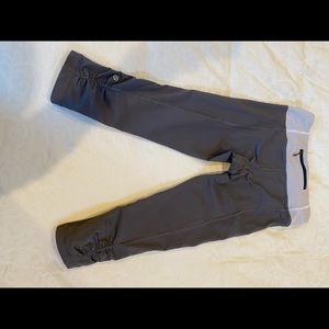 Lululemon crop pants with zipper pouch